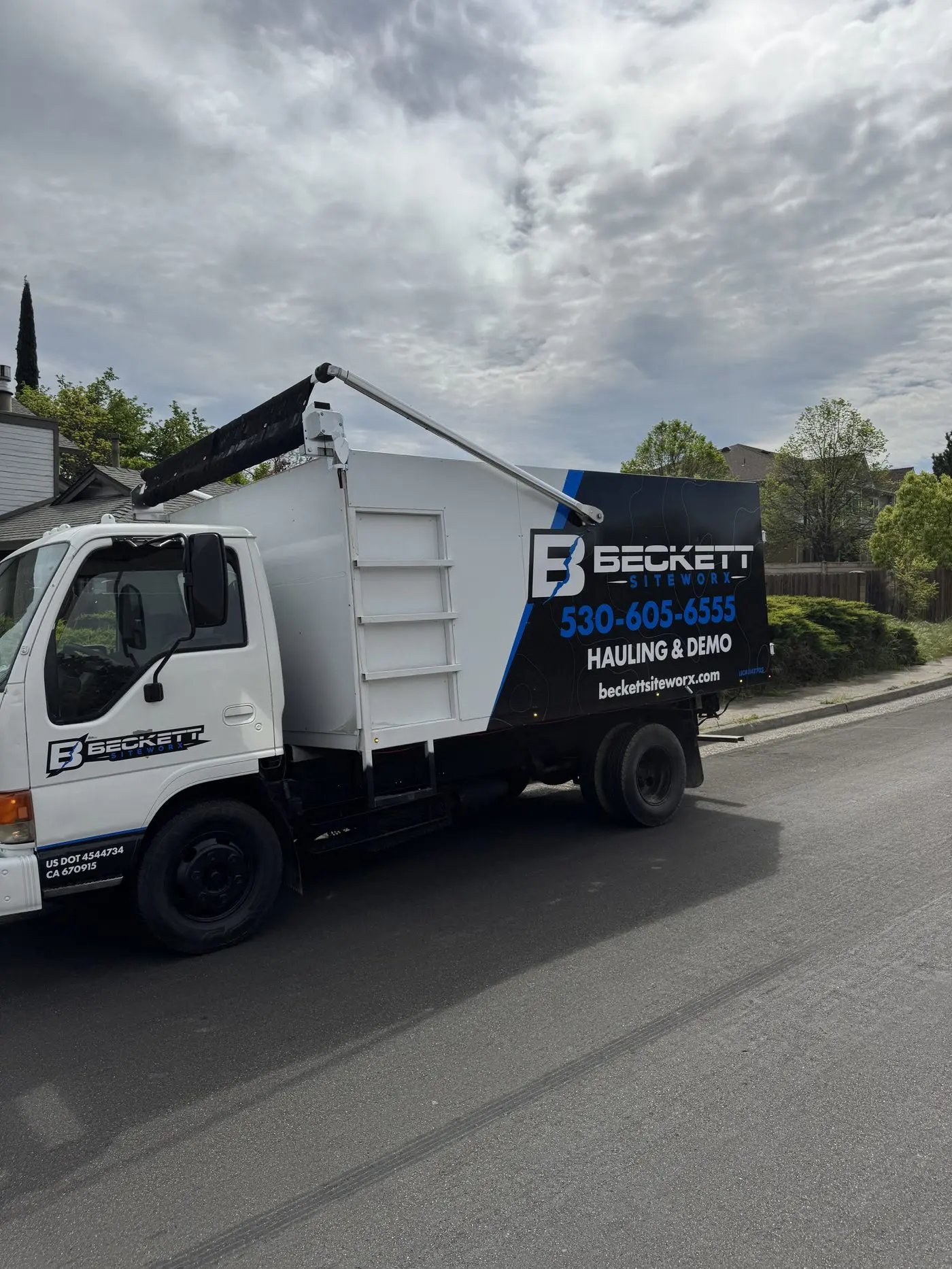 Beckett Siteworx junk removal truck on the job