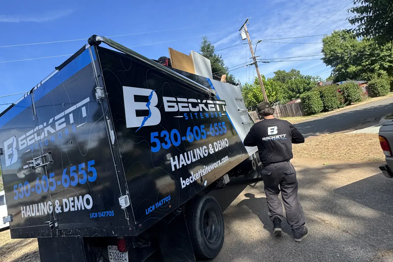 Beckett Siteworx crew loading residential junk into hauling truck